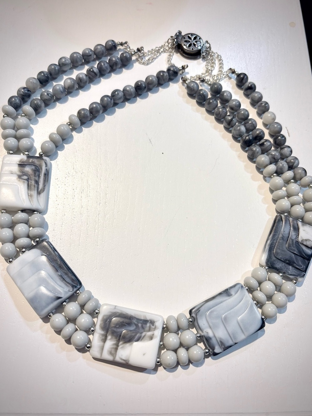 Stunning Vintage Lucite Statement Necklace - Picture 2 of 4